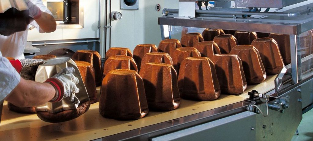 Una fase di produzione dei pandoro nello stabilimento Maina