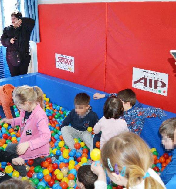 L'inaugurazione della piscina con palline alla materna di Cavour