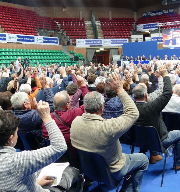 Una fase delle votazioni all'assemblea della Banca di Caraglio